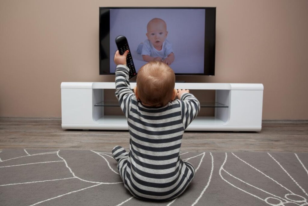 10 عارضه جانبی تماشای تلویزیون برای کودک نوپا