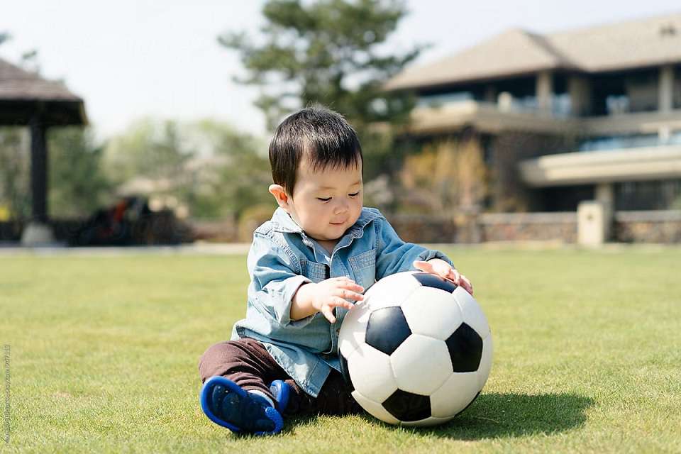 فوتبال بازی کردن کودکان