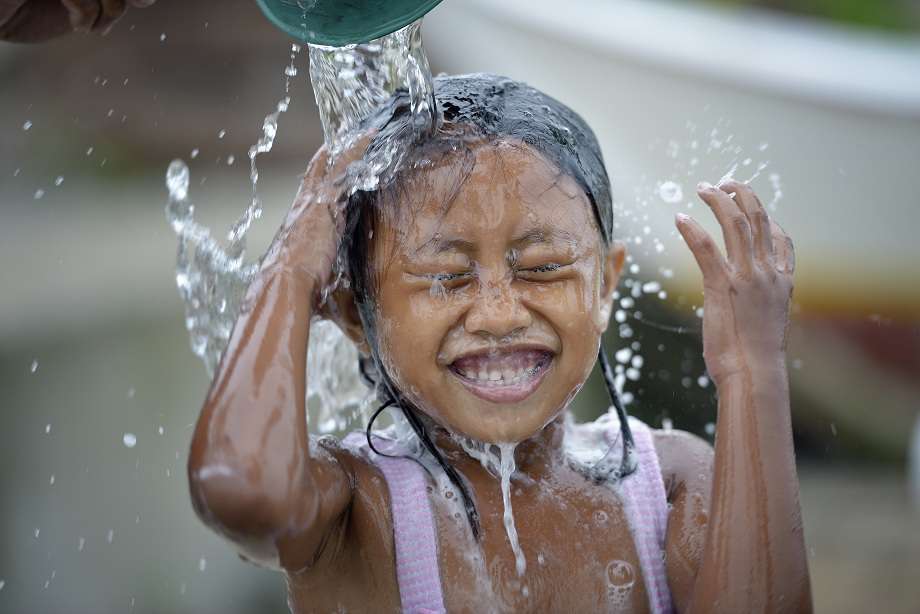بازی سرگرم کننده آب در فضای باز برای بچه ها