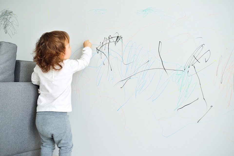 نقاشی کودکان بر روی دیوار
